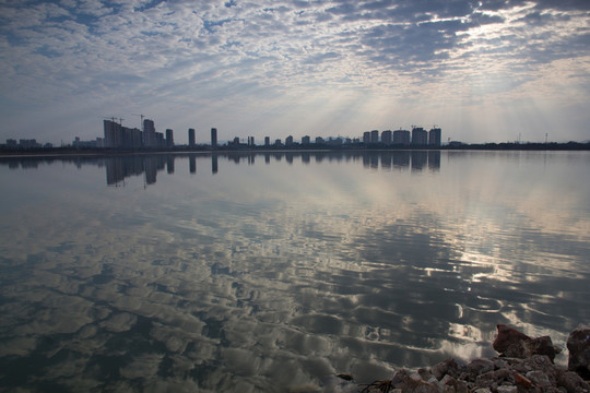 湖邊城市 耶穌光 寸光