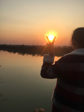 女孩與夕陽(yáng)