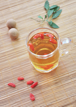 俯拍枸杞茶