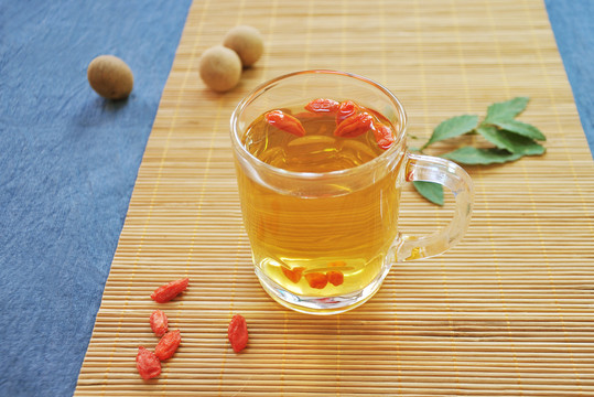 俯拍枸杞茶