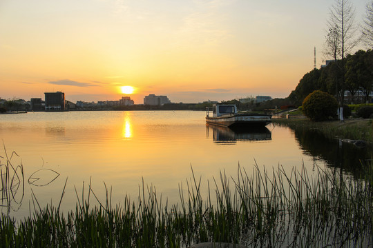 夕陽(yáng)下的夏陽(yáng)湖