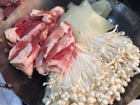 金針菇回鍋肉