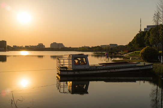 夕陽下的湖泊