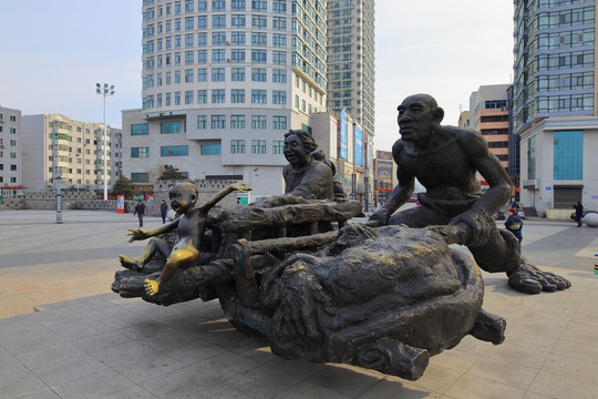 闖關(guān)東雕塑