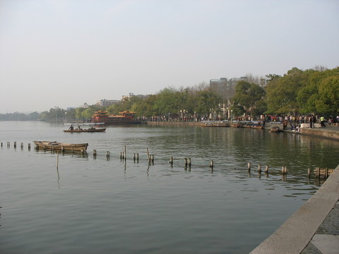 西湖堤岸