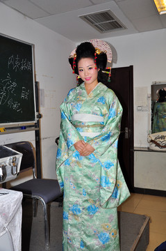 穿和服的女孩
