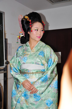 穿和服的女孩