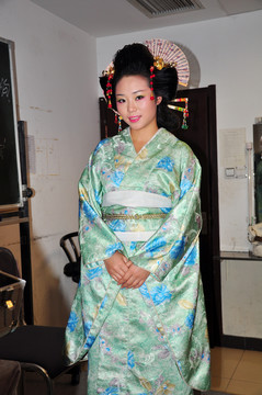 穿和服的女孩