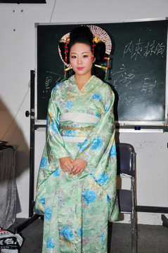 穿和服的女孩
