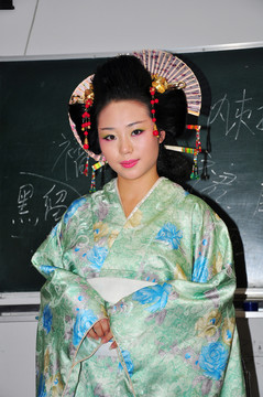 穿和服的女孩