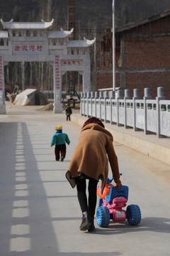 帶小孩的鄉(xiāng)村女人