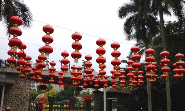 門(mén)口大紅燈籠