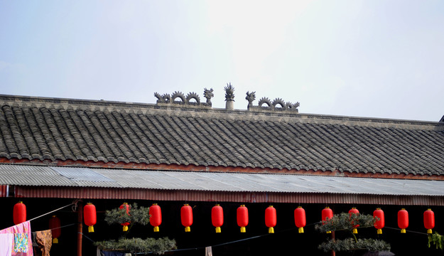 瓦房飛檐雕龍