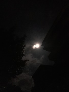 明月黑空掛云彩兩邊流