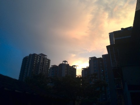 夕陽(yáng)西下火燒云晚霞