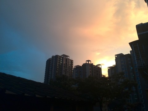 絢麗晚霞云彩高樓擋住夕陽(yáng)