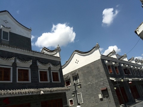 瓦房青天白云