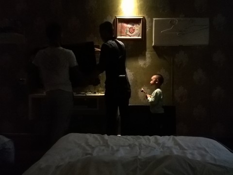 吃雞腿的小男孩