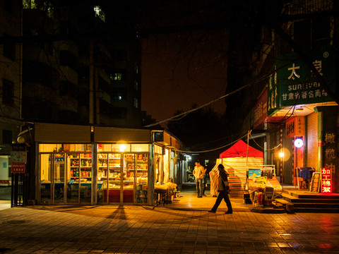 燈火輝煌的夜市小賣鋪
