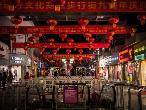 掛滿紅燈籠的地下通道入口