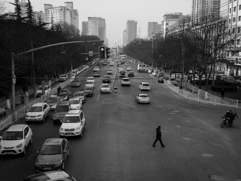 高峰擁堵的道路