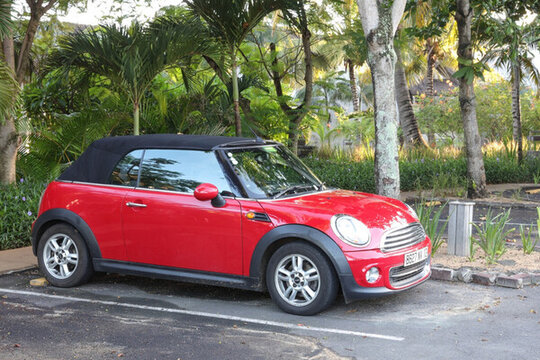 停車場里的小汽車