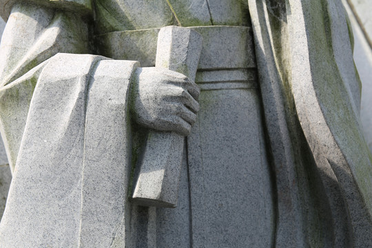 手拿書(shū)卷 人物雕塑局部