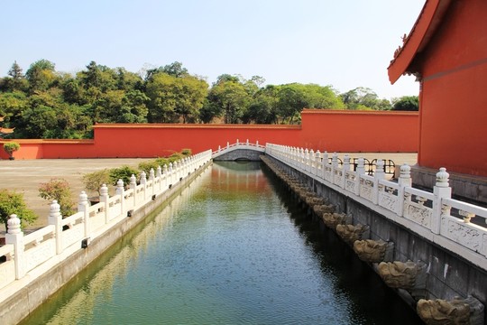 宮殿護(hù)城河