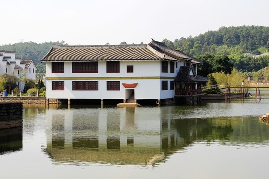 湖邊建筑