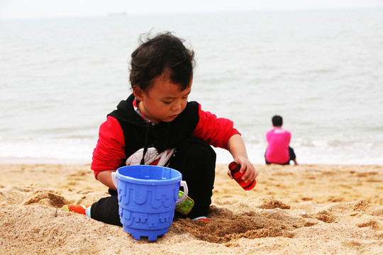 玩沙小孩子
