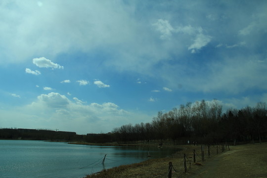 春季湖泊
