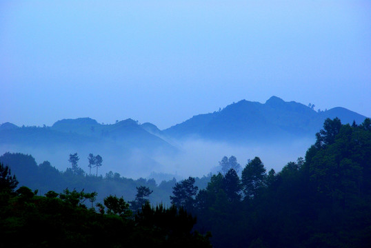 層疊山巒
