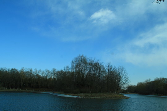 春天湖水