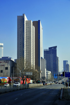城區(qū)路邊大樓
