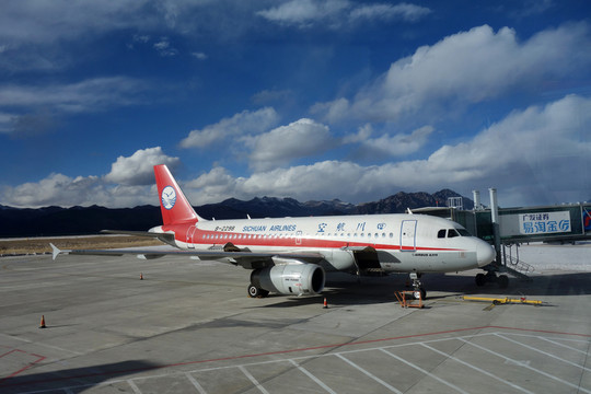 飛機(jī) 機(jī)場(chǎng) 藍(lán)天 白云