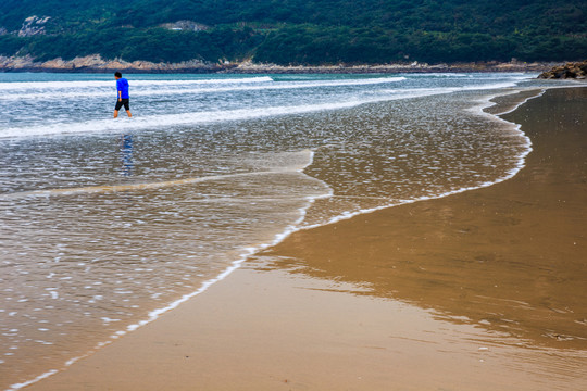 海灘玩浪花的人
