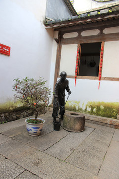 打水銅像