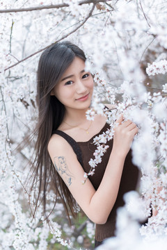 花叢里 的女孩