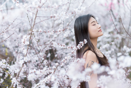 花叢里的女孩
