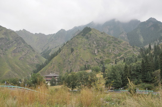 云霧繚繞的天山山脈