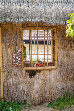 草屋窗戶