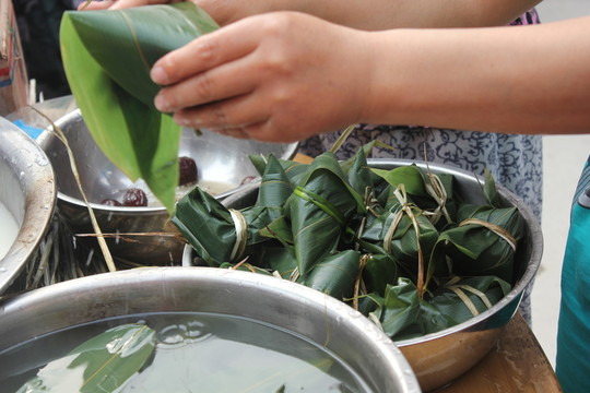 包粽子