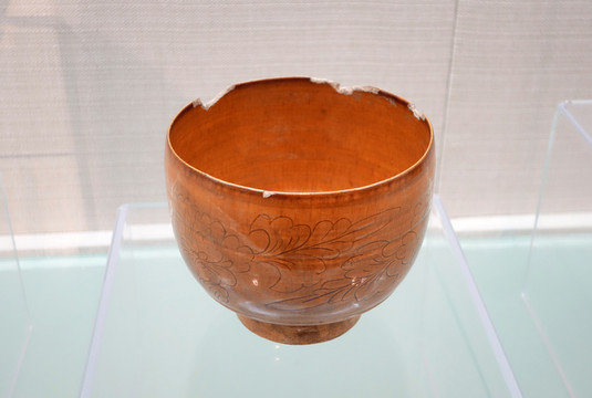 黃釉刻花缽