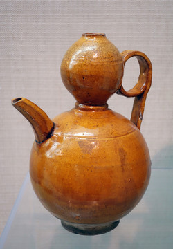 黃釉葫蘆形執(zhí)壺