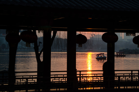 夕陽(yáng) 廊 亭