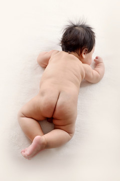 趴著光屁股嬰兒