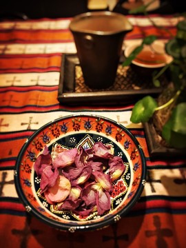 陶瓷盤中的花瓣