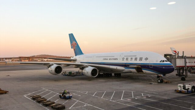 停機(jī)坪上的飛機(jī)