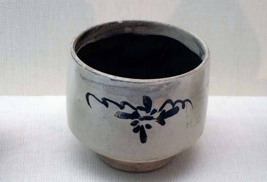 白釉銹花缽
