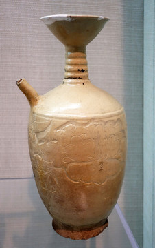 白釉剔花注壺